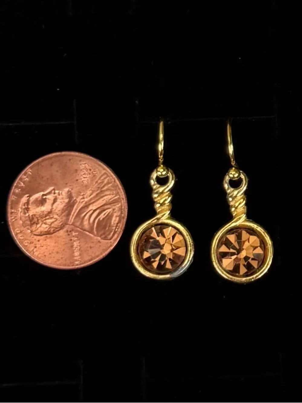 Pretty minimalist, goldtone Amber colored bling costume pierced drop earrings